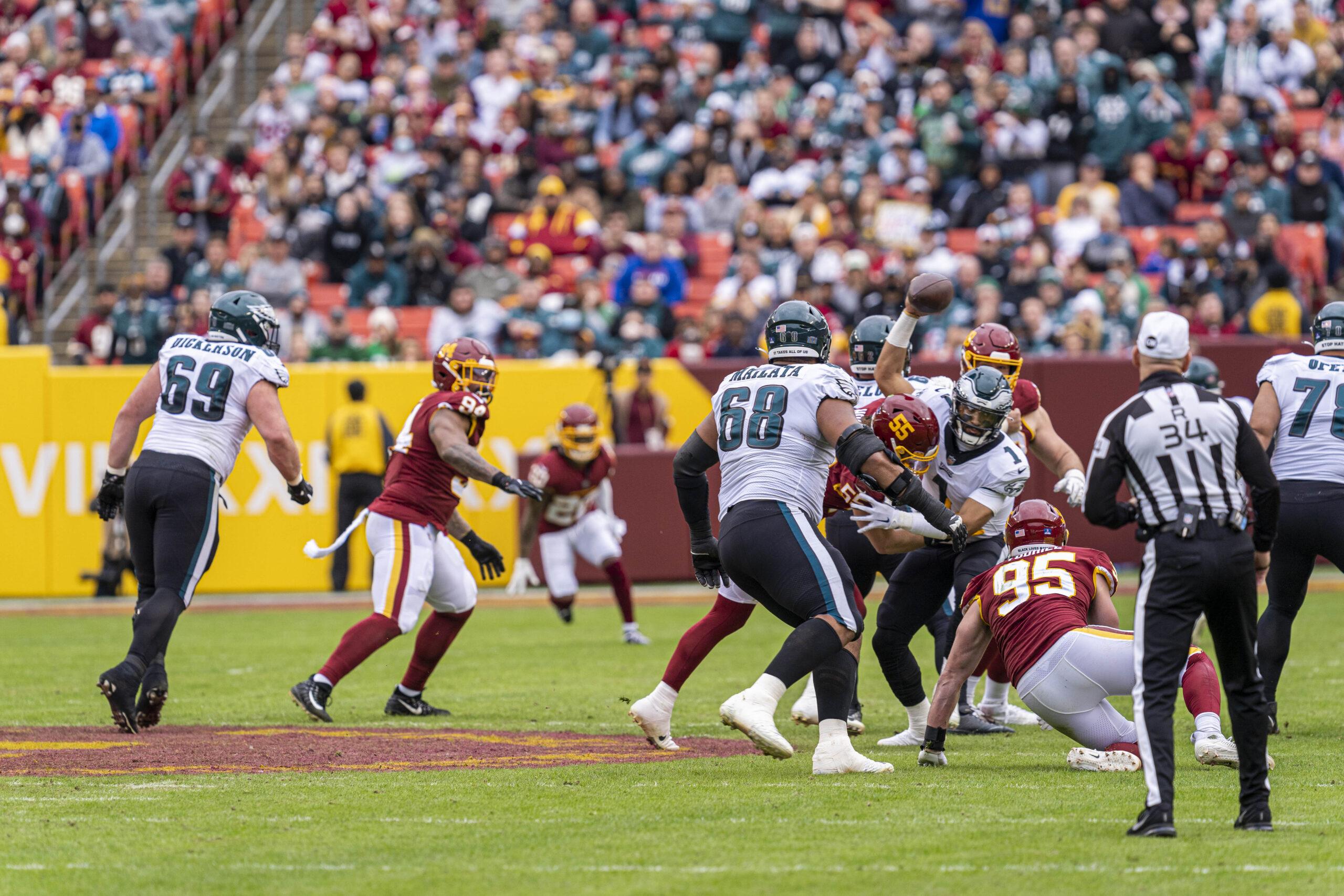 Jordan Mailata mit der Nummer 68 von hinten: Auf seinem Eagles-Helm ist die kleine US-Flagge oberhalb der Nummer zu erkennen.