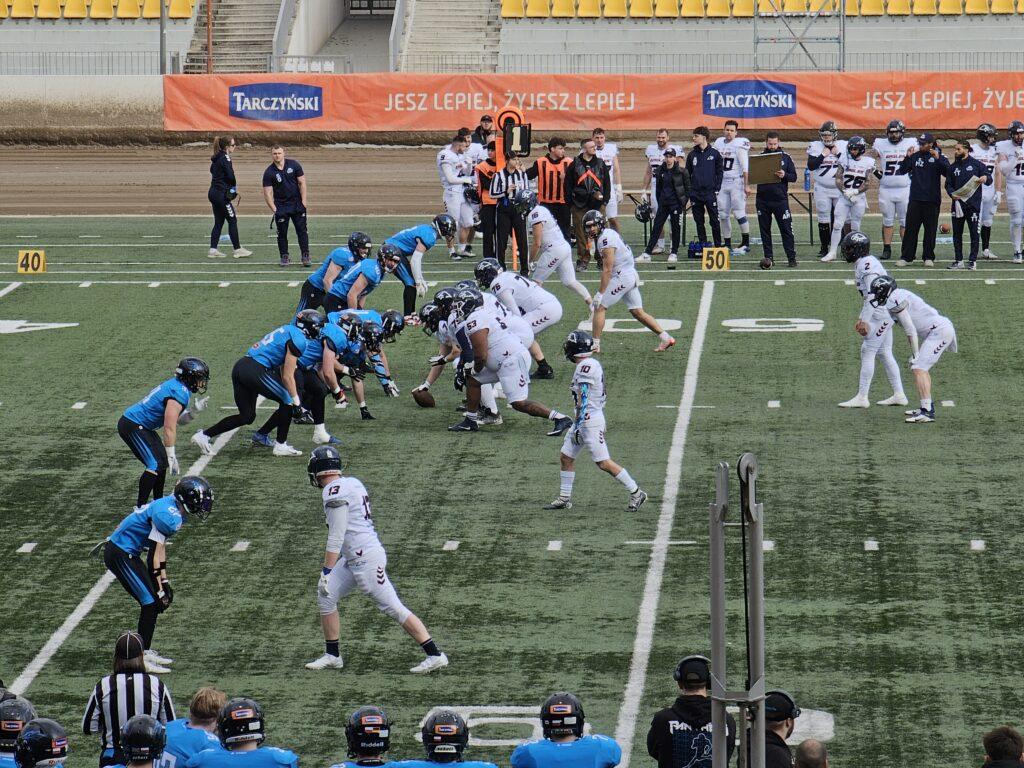 Warsaw Eagles in weißen Trikots in Shotgun-Formation gegen die Panthers Wrocław im März 2026