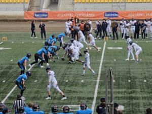 Warsaw Eagles in weißen Trikots in Shotgun-Formation gegen die Panthers Wrocław im März 2026