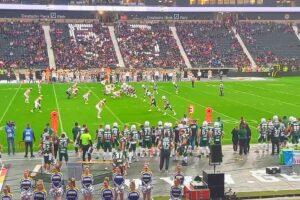 Schwäbisch Hall Unicorns und Dresden Monarchs beim German Bowl 2021, mit Teamzone und Publikum.