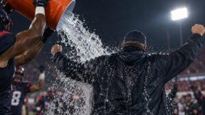 Symbolische Getränkedusche an einer Football-Seitenlinie ohne Markenlogos