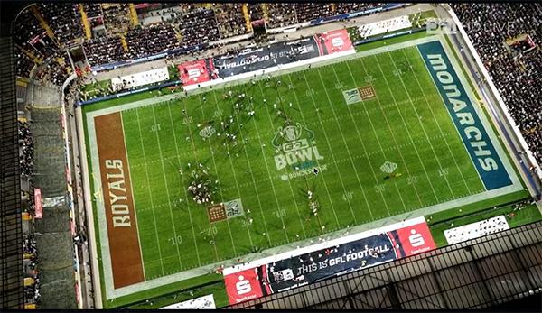 Blick von oben auf das Football-Spielfeld mit den Endzonen der Royals und Monarchs im voll besetzten Rudolf-Harbig-Stadion