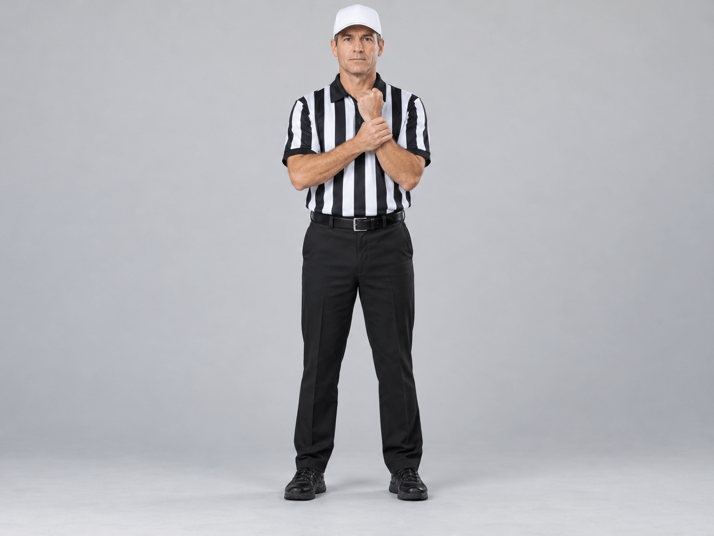 KI-Fotodarstellung: Whitehat zeigt Holding – Offense und Defense. Ein Handgelenk mit der anderen Hand festhalten; die gehaltene Hand ist zur Faust geschlossen. Dasselbe Signal für offensives und defensives Holding.