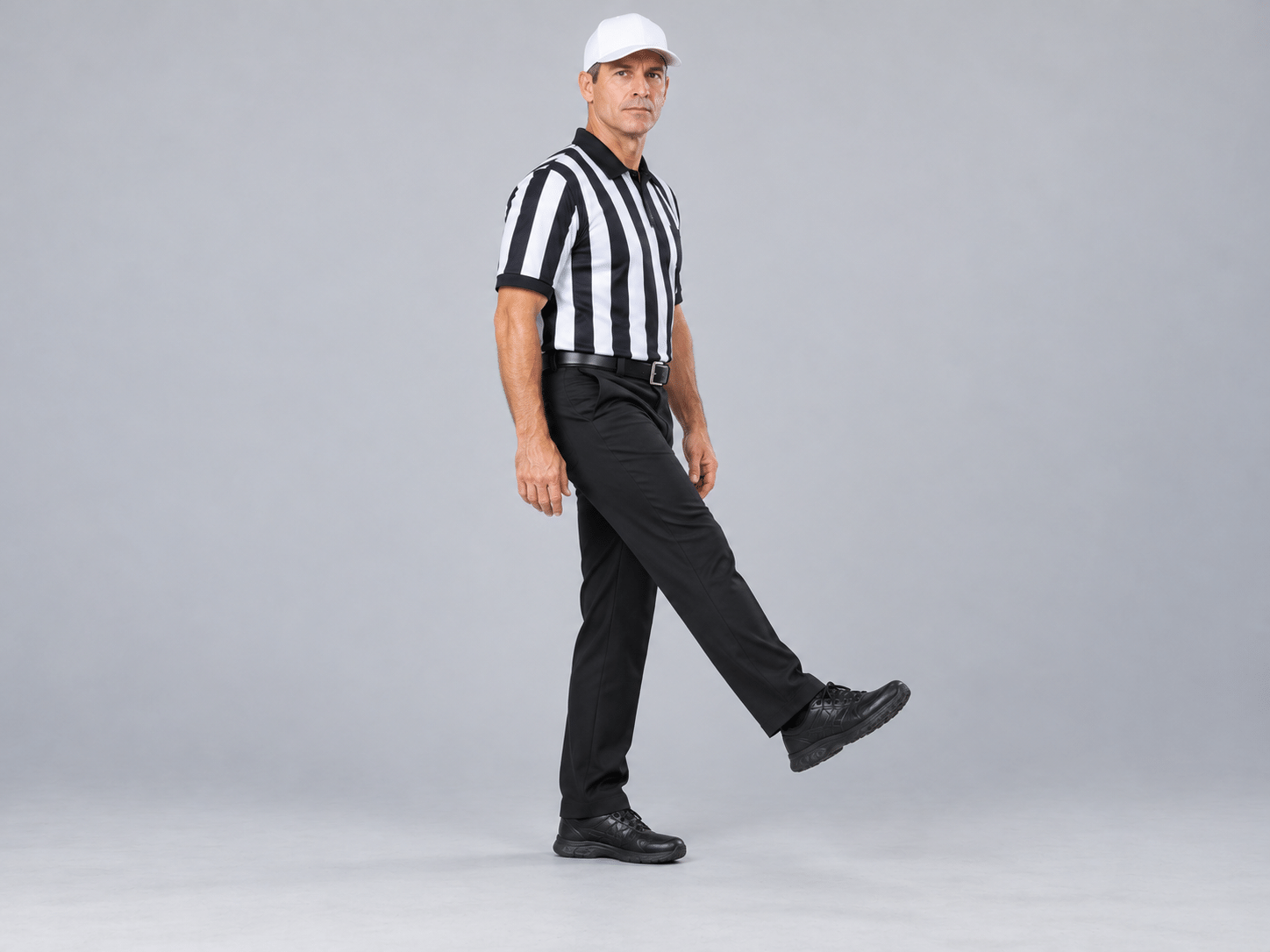 KI-Fotodarstellung: Whitehat zeigt Running Into / Roughing the Kicker. Ein Bein nach vorn schwingen. In der NFL unterscheidet das vorangestellte Personal-Foul-Zeichen Roughing vom Running Into.