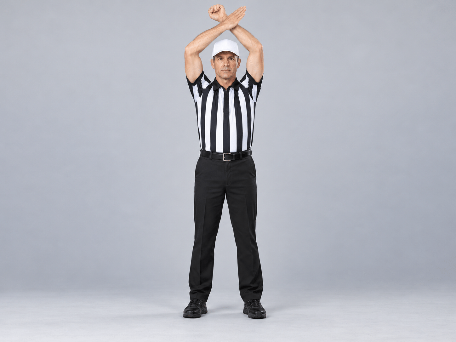 KI-Fotodarstellung: Whitehat zeigt Personal Foul / Unnecessary Roughness – NFL. Ein Handgelenk über dem Kopf gegen das andere schlagen. Oft folgt ein genaueres Foulzeichen.